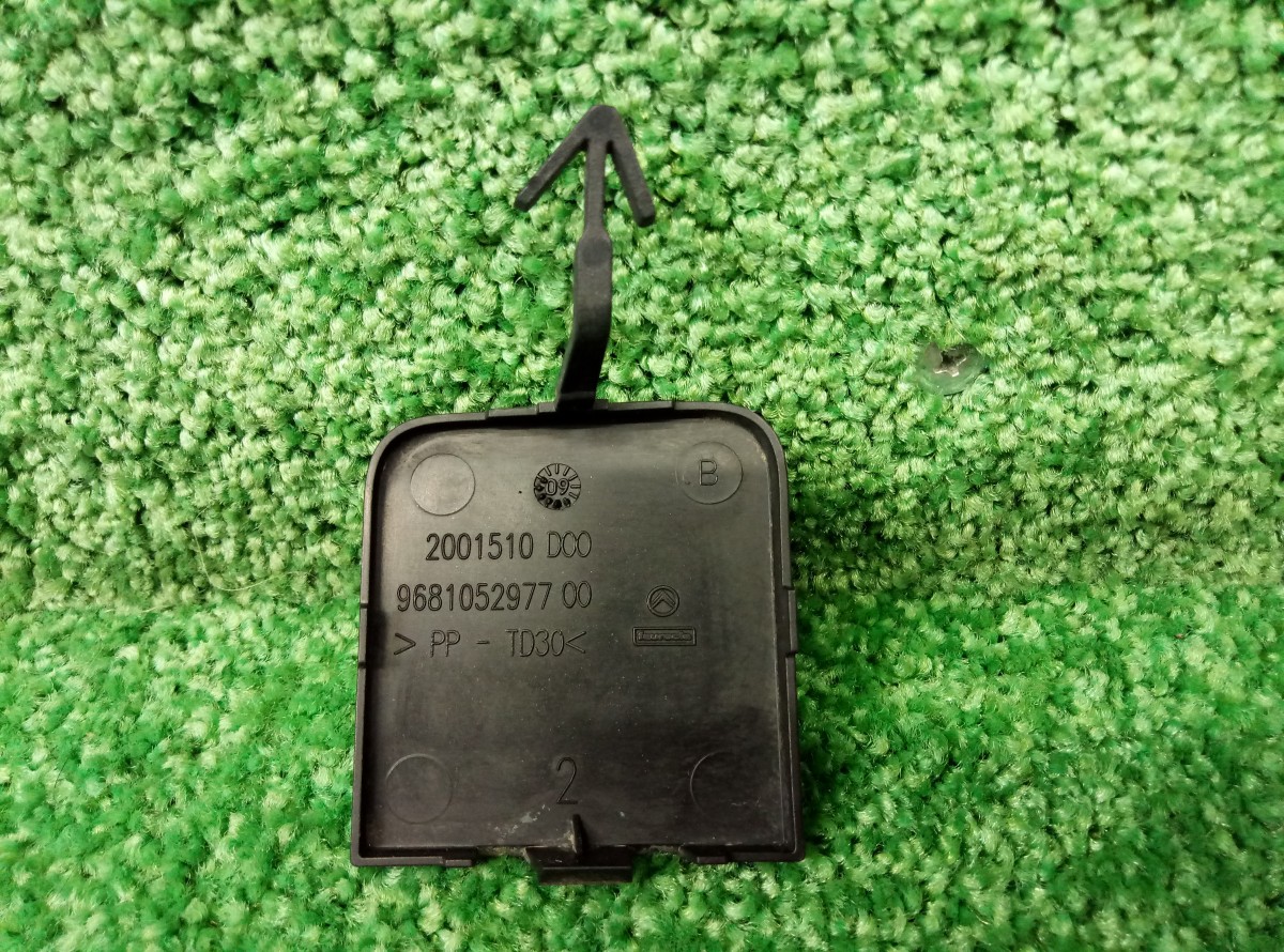 Заглушка буксировочного крюка Citroen C4 2010-2016 968105297700 задняя на Citroen C4 (2)