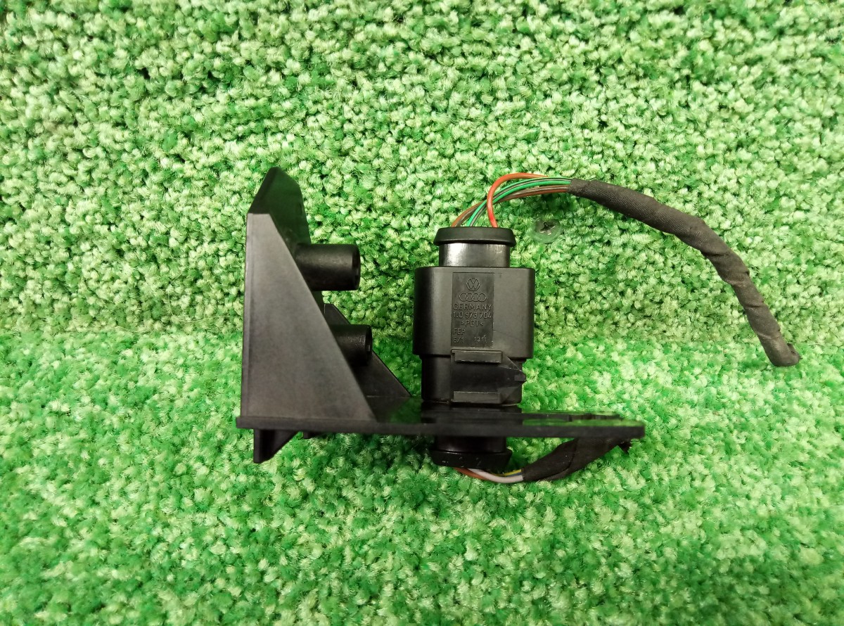 Разъем Volkswagen Tiguan 5N1 2006-2011 1J0973704 с кронштейном и разъемом для лямда-зонд на Volkswagen Tiguan I
