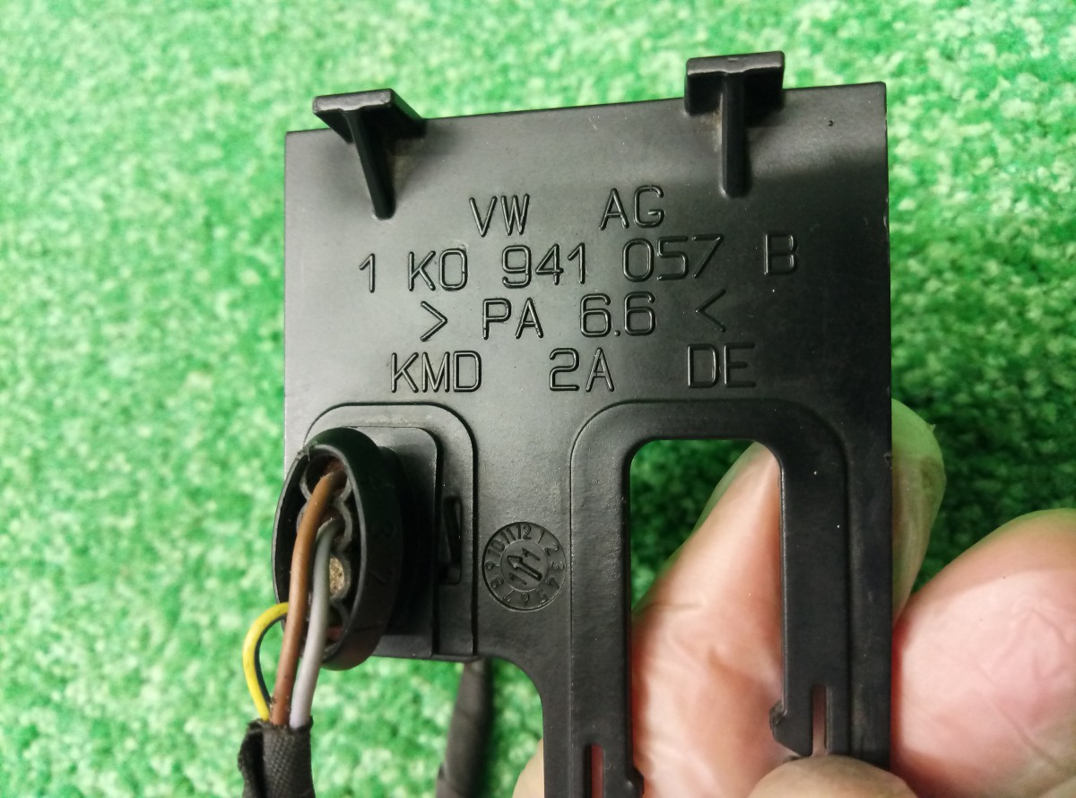 Разъем Volkswagen Tiguan 5N1 2006-2011 1J0973704 с кронштейном и разъемом для лямда-зонд на Volkswagen Tiguan I