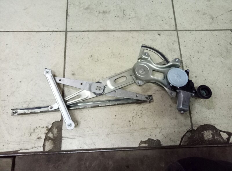 Стеклоподъемник электр. передний правый Toyota RAV 4 (XA30) 2005-2010 на Toyota RAV 4 (XA30)