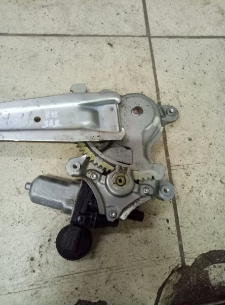 Стеклоподъемник электр. задний правый Toyota RAV 4 (XA30) 2005-2010 на Toyota RAV 4 (XA30)