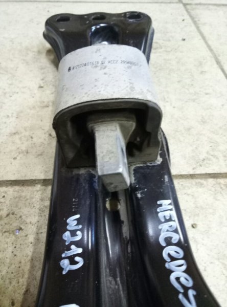Кронштейн АКПП левый Mercedes-Benz E-Class W212,S212,C207 2009-2016 на Mercedes-Benz E-Class W212,S212,C207