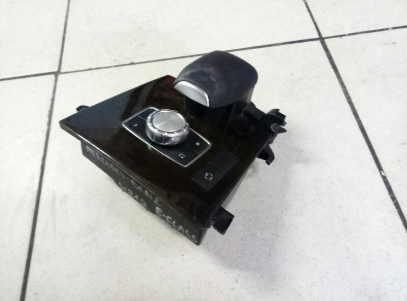 Консоль центральная Mercedes-Benz E-Class W212,S212,C207 2009-2016 на Mercedes-Benz E-Class W212,S212,C207