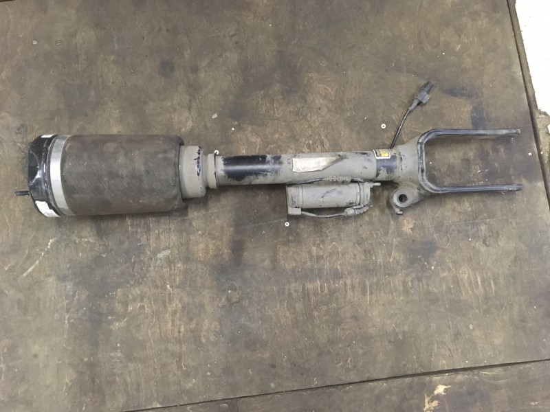 Стойка амортизатора передний Mercedes-Benz M-Class (W164) 2005-2008 на Mercedes-Benz M-Class (W164)