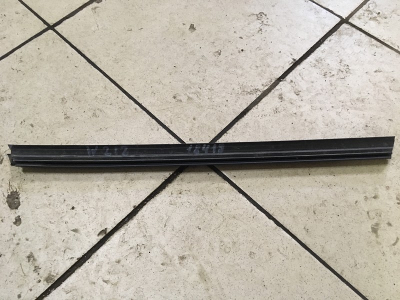 Уплотнитель стекла двери Mercedes-Benz E-Class W212,S212,C207 2009-2016 на Mercedes-Benz E-Class W212,S212,C207