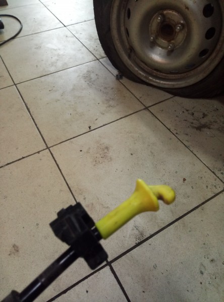 Держатель капота Kia Rio 3 2011-2015 на Kia Rio 3