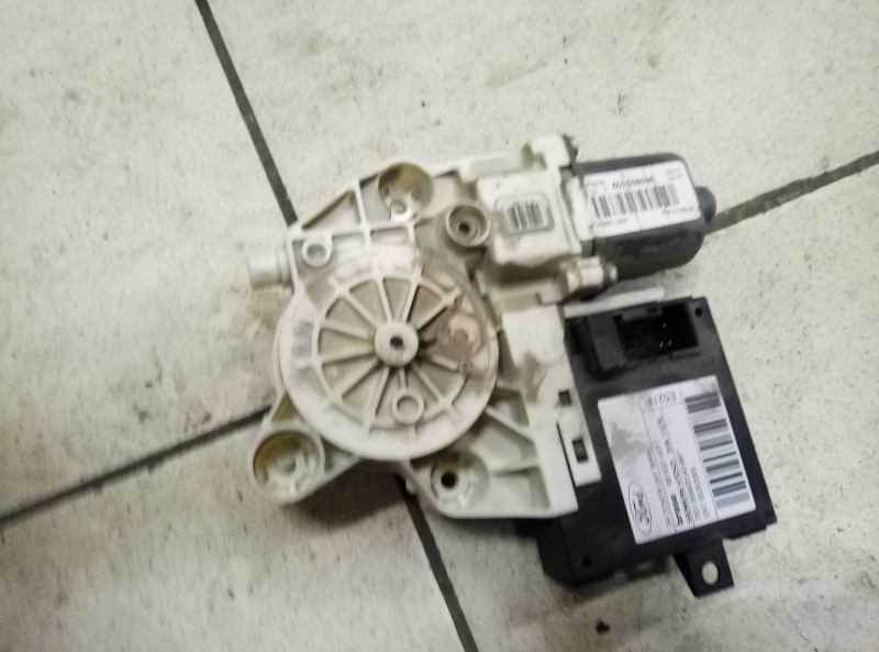 Моторчик стеклоподъемника на Ford Focus 2