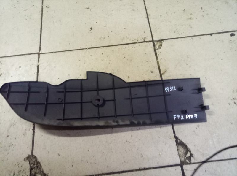 Накладка центральной консоли боковая  Ford Focus 2 2005-2008 4M51-A046B26-AE на Ford Focus 2
