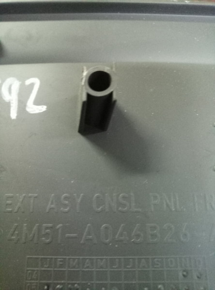 Накладка центральной консоли боковая  Ford Focus 2 2005-2008 4M51-A046B26-AE на Ford Focus 2
