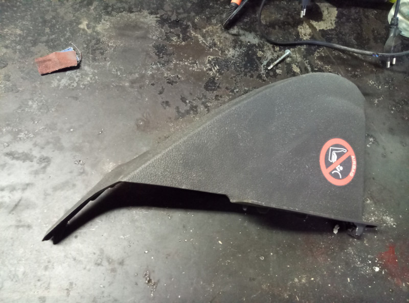 Накладка на торпедо Ford Focus 2 2005-2008 4M51A044C60 на Ford Focus 2