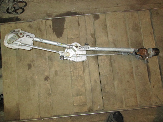 Трапеция стеклоочистителей на Nissan Tiida I (C11) 2004-2012 28815EM00A на Nissan Tiida C11
