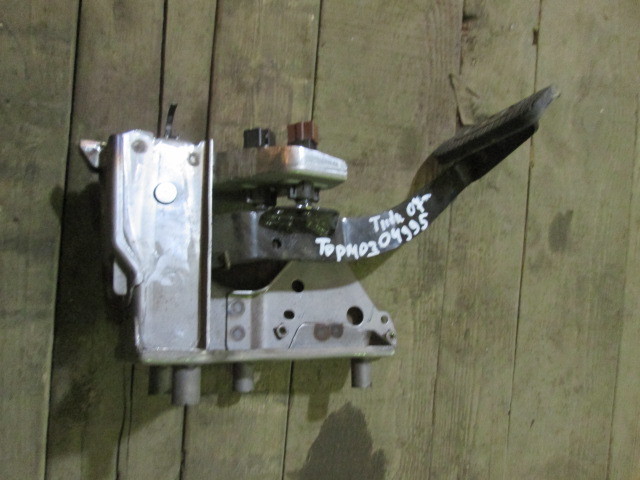 Педаль тормоза Nissan Tiida C11 2004-2012 на Nissan Tiida C11
