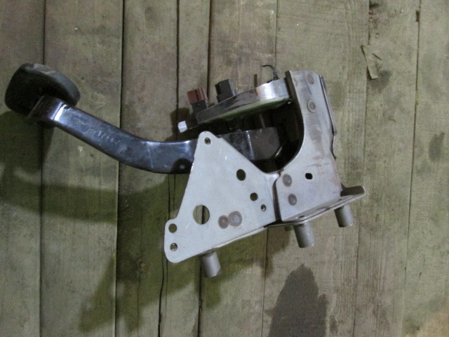 Педаль тормоза Nissan Tiida C11 2004-2012 на Nissan Tiida C11