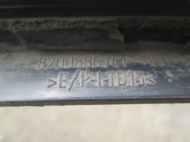 Накладка переднего крыла правого Renault Sandero  2009-2014 на Renault Sandero 