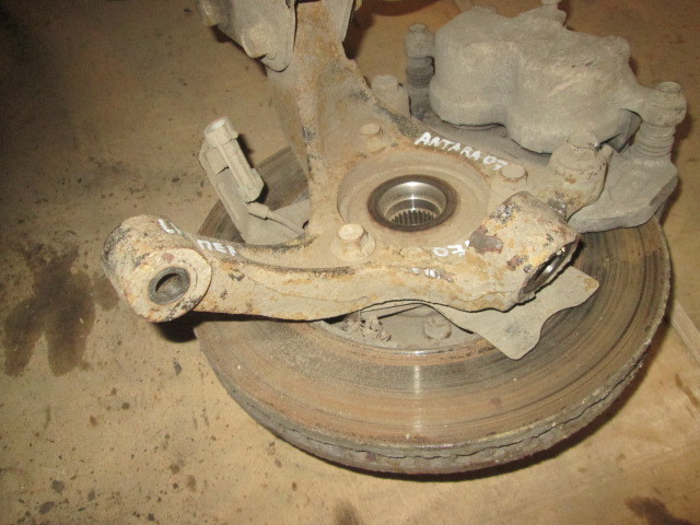 Кулак поворотный передний левый Opel Antara  2006-2011 на Opel Antara 