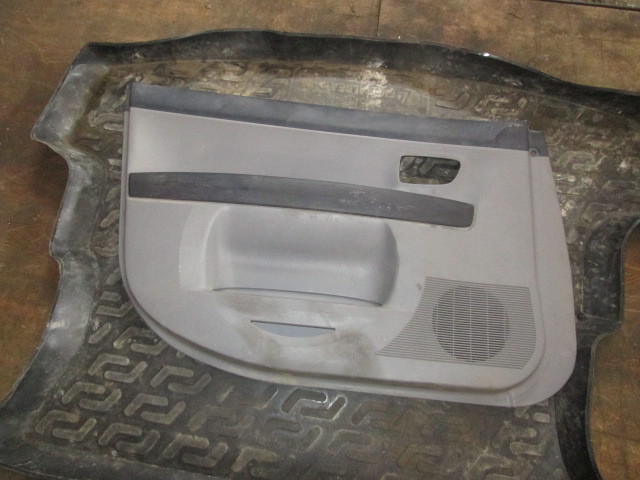 Обшивка двери передней левой Mazda Demio I (DW) 1997-2003 на Mazda Demio I (DW)