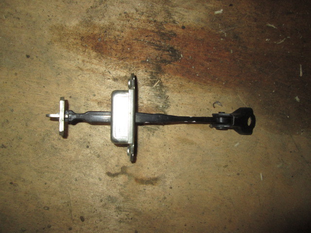 Ограничитель двери Nissan Tiida C11 2004-2012 на Nissan Tiida C11