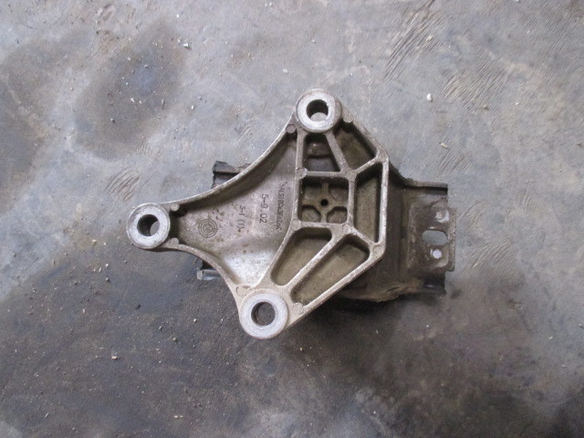 Кронштейн двигателя левый Ford Fiesta V 2001-2009 на Ford Fiesta V