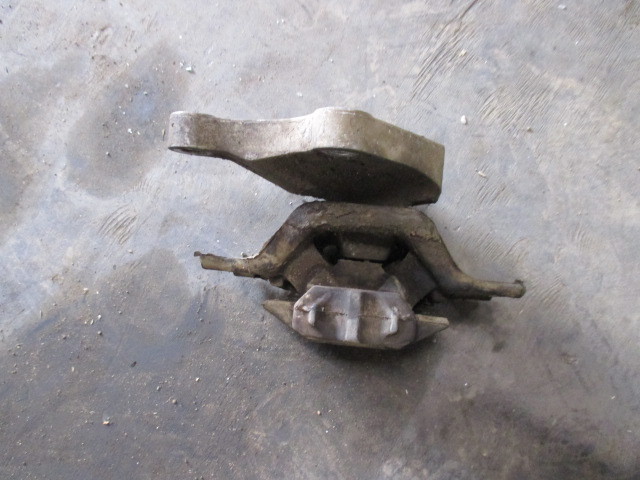 Кронштейн двигателя левый Ford Fiesta V 2001-2009 на Ford Fiesta V