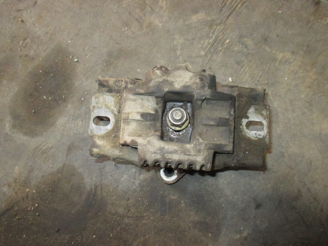Кронштейн двигателя левый Ford Fiesta V 2001-2009 на Ford Fiesta V