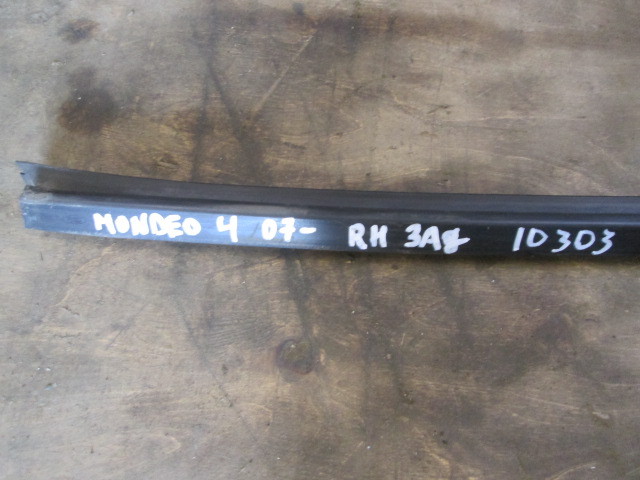 Накладка лобового стекла правая Ford Mondeo 4 2007-2010 на Ford Mondeo 4
