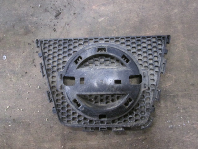 Рамка под эмблему Nissan Qashqai J10 2006-2010 на Nissan Qashqai J10