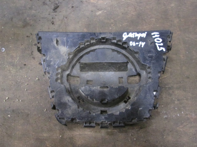 Рамка под эмблему Nissan Qashqai J10 2006-2010 на Nissan Qashqai J10