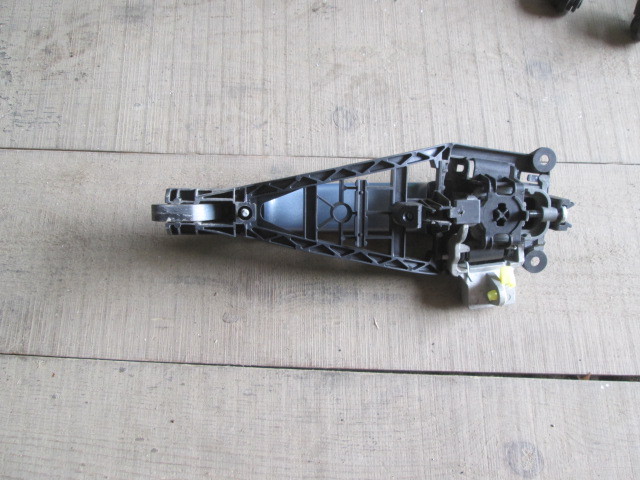 Ручка двери наружная левая с кронштейном Opel Corsa D  2010-2014 на Opel Corsa D 