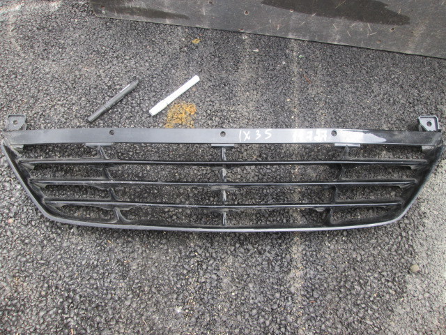 Решетка в бампер центральная Hyundai ix35  2010-2015 на Hyundai ix35 