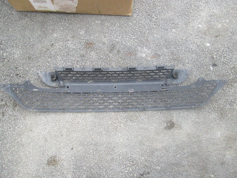 Решетка в бампер центральная Land Rover Range Rover Evoque  2011-2015 на Land Rover Range Rover Evoque 