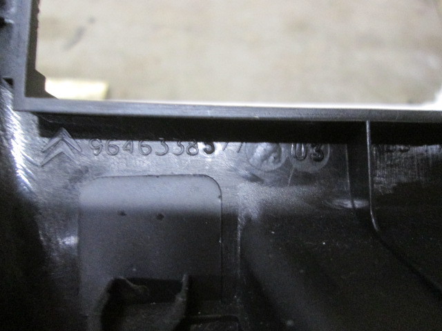 Накладка на центральную консоль Citroen C4 I 2004-2014 9646338577 на Citroen C4 I