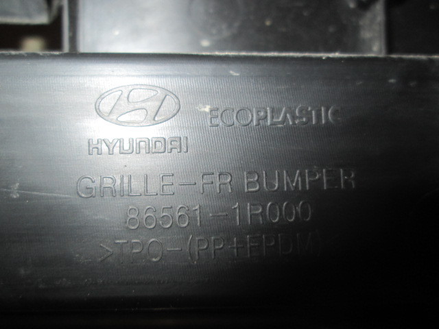 Решетка в бампер центральная Hyundai Solaris  2011-2016 с хромом на Hyundai Solaris 