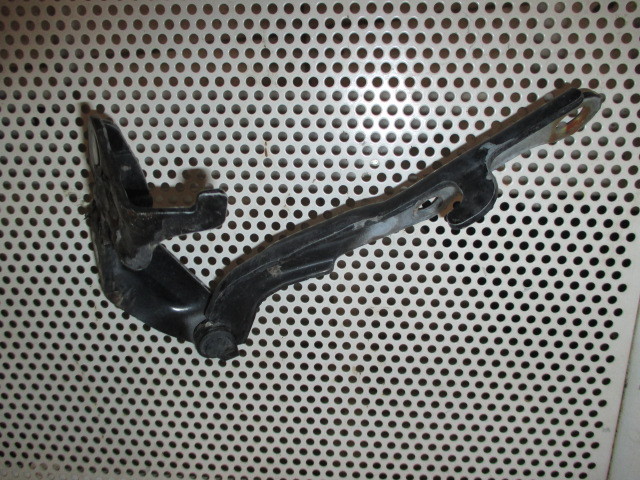 Крепление капота прав. Lexus LX  1998-2002 на Lexus LX 