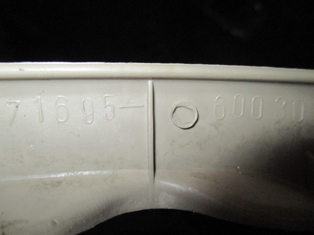 Заглушка накладки крепления сидения 2 ряд Lexus LX  1998-2002 7169560030 на Lexus LX 