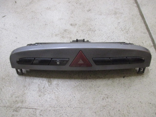 Кнопка аварийной сигнализации Peugeot 308 2008-2011 на Peugeot 308