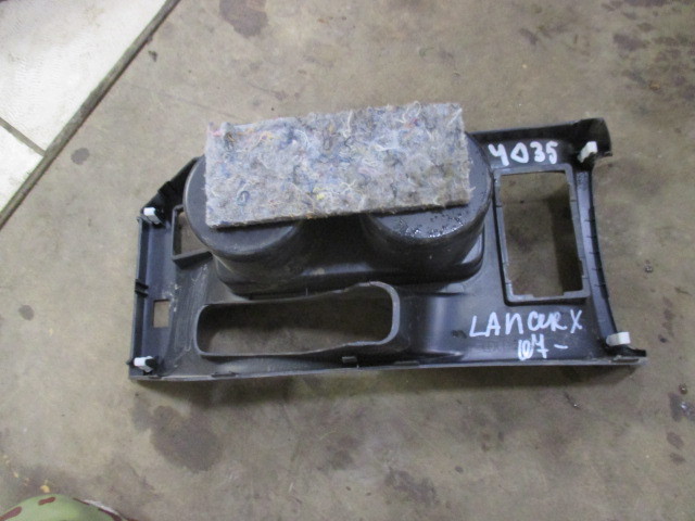 Подстаканник Mitsubishi Lancer X 2007-н.в. 8041a012zz на Mitsubishi Lancer X