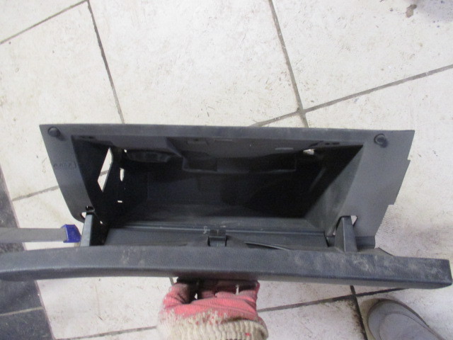Бардачок Peugeot 308 2008-2011 на Peugeot 308