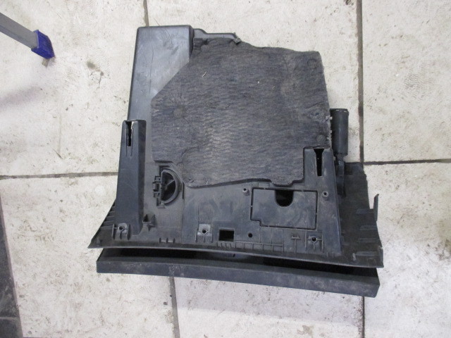 Бардачок Peugeot 308 2008-2011 на Peugeot 308