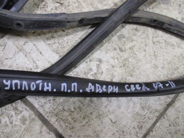 Уплотнитель двери правой Kia Ceed (ED) 2006-2012 на Kia Ceed (ED)
