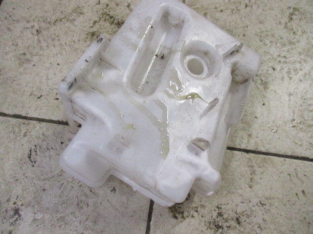Бачок омывателя на Volkswagen Touran I 2003-2006 на Volkswagen Touran 1