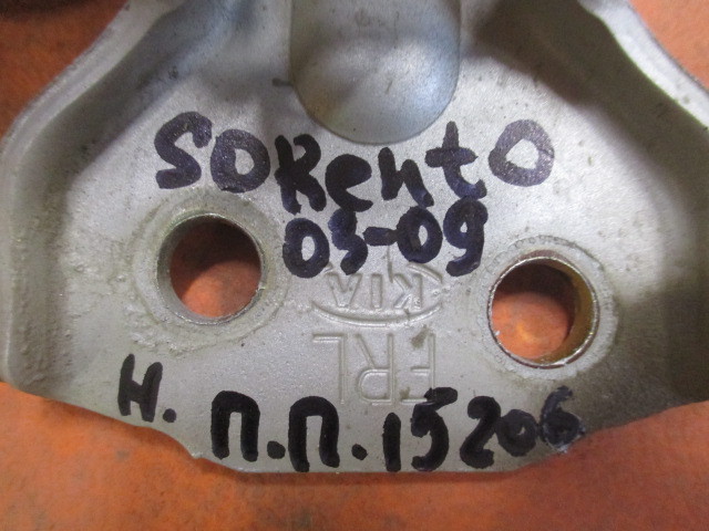 Петля двери Kia Sorento (BL) 2002-2006 на Kia Sorento (BL)