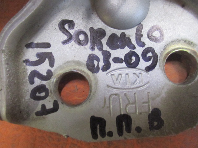 Петля двери Kia Sorento (BL) 2002-2006 на Kia Sorento (BL)