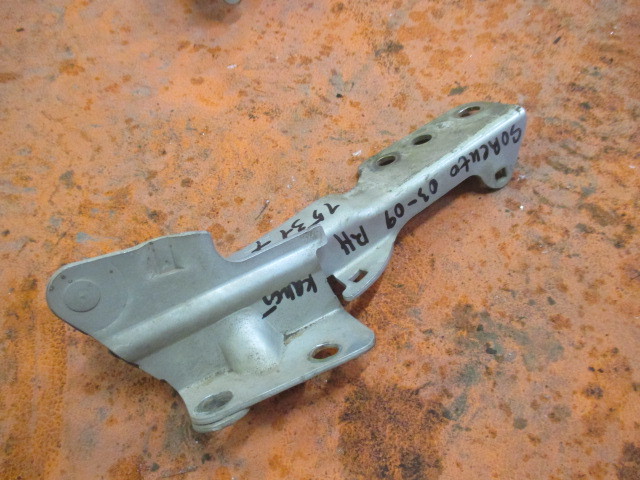 Петля капота правая Kia Sorento (BL) 2002-2006 на Kia Sorento (BL)