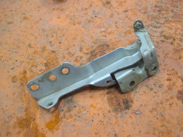 Петля капота правая Kia Sorento (BL) 2002-2006 на Kia Sorento (BL)